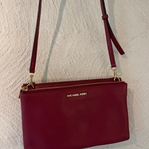 Michael Kors väska  - Jättefin väska från Michael Kors. Endast använd ett fåtal gånger och har inga slitningar💗