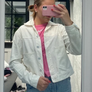 Jeans jacka - Super fin jeans jacka i väldigt bra skick, använda fåtal gånger, nypris 600kr
