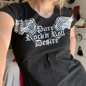 Vintage tshirt - Coolt tryck med rhinestones, jättebra skick. Skriv för frågor!!