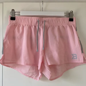 Rosa träningsshorts - Snygga träningsshorts från Better Bodies i en ljusrosa ton. Passar inte längre mig