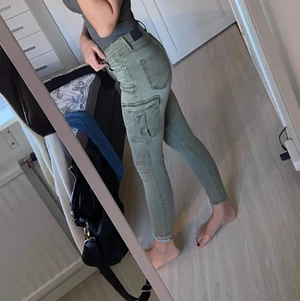 Jeans - Säljer dessa jeans från gina tricot som är använda men fortfarande i toppskick, säljes pågrund av utrensning och fick tyvärr bli dessa. Nypris 499💗 pris kan diskuteras.
