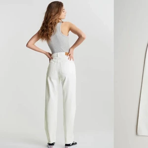 Vita GinaTricot Jeans - As snygga jeans från Gina Tricot. 🤍 Perfekta nu till sommaren. Inte riktigt min stil, därför säljer jag. Storlek 32 men de sitter löst, så skulle säga att de kan passa 32-36! Nypris 599kr 💖 