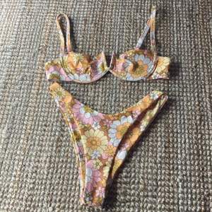 SUPERFIN bikini i ”retromönster” aldrig använd då den är i fel storlek för mig