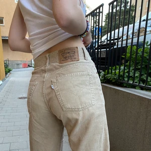 Levi’s jeans  - Jätte fina beiga Levi’s jeans i storlek 28/32. Säljer pågrund av att de är för små för mig tyvärr. Priset kan diskuteras. Hör av er vid frågor💕 (köparen betalar frakt och jag ansvarar inte för postens slarv)