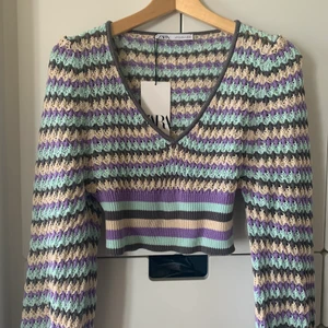 ZARA TOPP - Jättefin Zara topp i storlek S. Helt nyskick, aldrig använd❤️köparen står för frakt kan annars mötas upp i Stockholm ❤️❤️