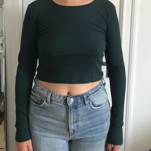 Ribbad långärmad tröja - Monki  - Mörkgrön (mer grön i verkligheten än på bild). Nyskick. Passar nog strl. M, L bra. 
