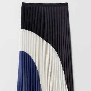 Jätte fin plisserad lång kjol från H&M. Ordinarie pris 399kr. Priset är exklusive frakt. 