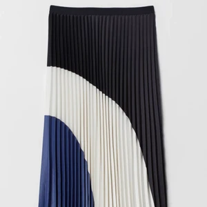 Plisserad lång kjol  - Jätte fin plisserad lång kjol från H&M. Ordinarie pris 399kr. Priset är exklusive frakt. 