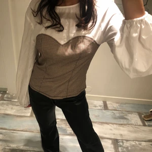 Snygg tröja - Galet snygg tröja!! Tyvärr är den för stor för mig😩😩😩 jag är 165 cm lång och brukar bära Xs. Skriv privat vid frågor 💛💛💛