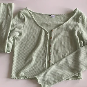 H&M färgade koftor  - Två super fina koftor från H&M. Använts ett par gånger men är i super fint skick. Kan säljas separat och tillsammans 