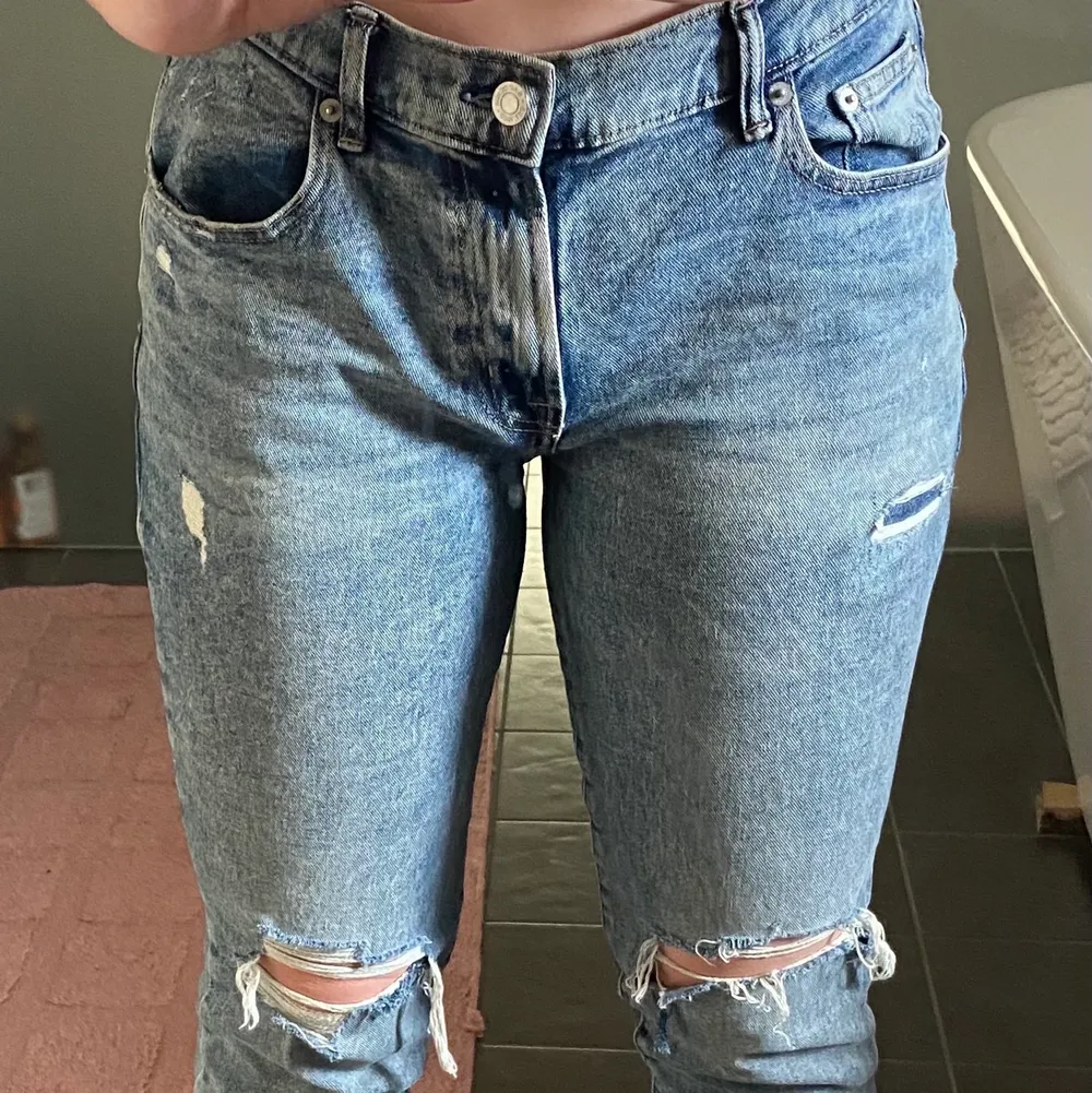 Ett par slitna jeans ifrån GAP. Oanvända och i storlek 4/27 vilket passar på mig som är 36/38.. Jeans & Byxor.