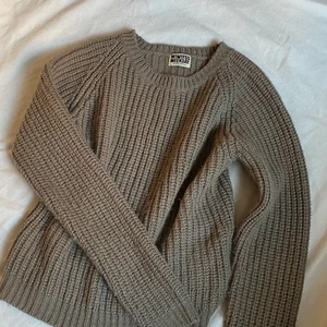 Beige stickad tröja - Mysig tjocktröja från Weekday köpt för längesen🤎 passar XS-M beroende på hur man vill att den sitter. Hämtas upp i Odenplan eller postas!