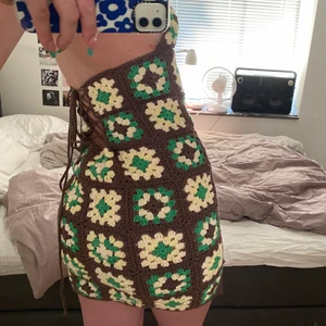 Virkad granny square klänning - Virkad av mig i färgerna brun, creme/vit, ljusgul och grön. Storlek S/M. Dma mig om ni har några frågor! priset beror på hur mycket garn som gått åt och hur många timmar jag lagt på den :) Ni står för frakten eller så går det att mötas i malmö.