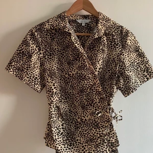 Omlottblus från & Other Stories str 34 - Superfin blus från & Other Stories. Använd 1 gång men tyvärr är den för liten för mig. Storlek 34. 100% bomull. Omlott modell. 