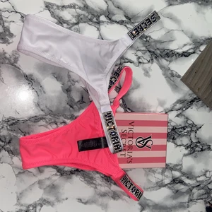 Nya underkläder  - Nya underkläder. Victoria secret kopior. Står att storlekarna är M och L men är mer som xs- s. De va något små för mig så passar den som har lite mindre höfter. Rosa och vita. 💞 även om de är oanvända behöver de såklart tvättas då de luktar lite lim från stenarna som är limmade. 80 kr plus frakt för båda. 