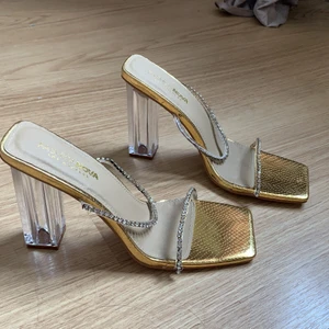 fashionnova embellished mules strl 39/5  - oanvända mules i bra skick. superfina, och passar jättebra. i storlek 39 och en halv. klack 11.43 cm. dom är dock lite för stora för mig. skulle ha beställt dom i storlek 39 istället
