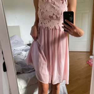 Klänning  - Jättegullig sommarklänning! Gammelrosa färg. Oanvänd bara provad!  (Pris kan diskuteras)