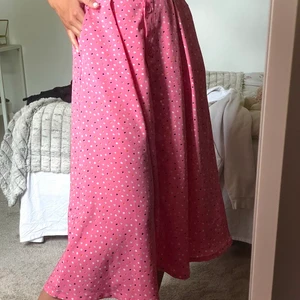 super fin monki kjol  - säljer denna härliga kjol från monki!! tyvärr växt ur den!