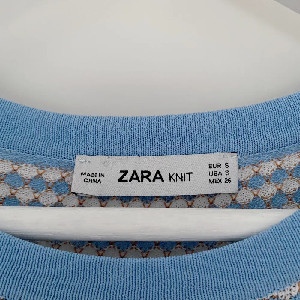 Säljer nu min fina ”stickade” Zara tshirt!🧊☁️ (Första bilden är lånad) Inga defekter och sparsamt använd, storlek S Men passar både XS och M då materialet är stretchigt. Tillverkas inte längre. Buda från 170kr!. T-shirts.