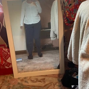 Enkel tröja - En vit enkel tröja som funkar till typ allt och skön, långärmad men fortfarande väldigt luftig. Perfekt för svala kvällar/sommar dagar.