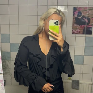 Body - Body med volanger. Helt ny. Frakt blir billigare vid köp av flera plagg