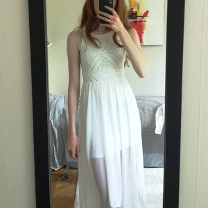 Vit chiffongklänning  - Vit chiffongklänning perfekt för student, skolavslutning eller en härlig sommardag. Endast använd en gång 