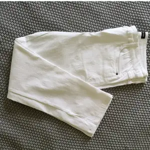 Korta vita jeans från first class collection. Slutar precis under knäna 