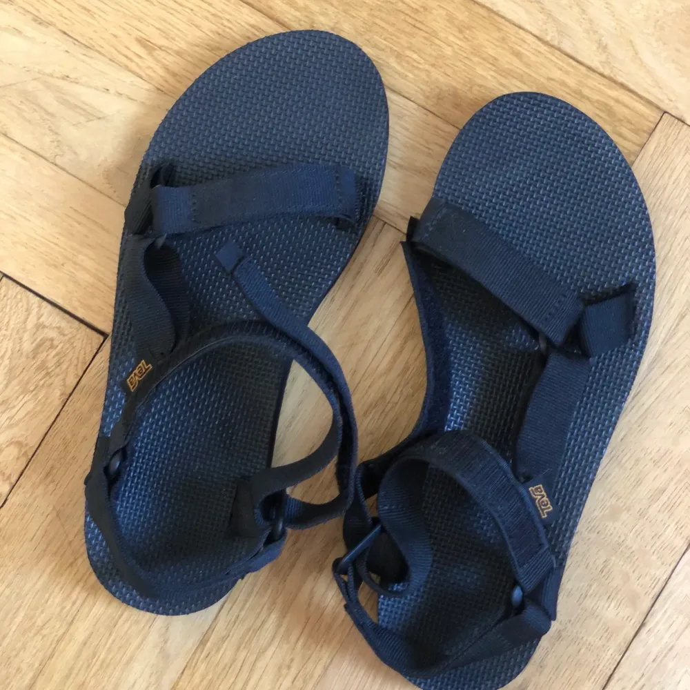 Sandaler från TEVA, oanvända - endast testade. Storlek 40. Köpta på Asos förra sensommaren (kommer i originallådan). Skor.