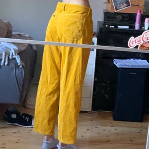 Lee jeans - Ett par gula assnygga Lee jeans (5 pocket wide leg) som jag dock inte använder så mycket. De är i nyskick! Jag är 171 cm🥰