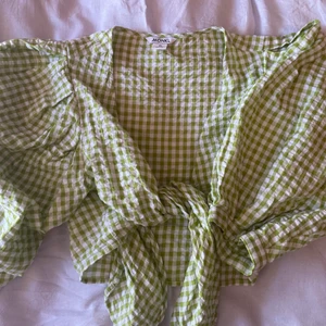 Crop top  - Jättefin top som man knyter fram i den populära färgen ”sage green”😍 säljer den på grund av att jag har vuxit ur den🥺 perfekt till en kjol eller ett par jeans😍 sista bilden är en likadan fast svart! Denna säljs inte i butik längre vad jag kunde se💓 200kr inklusive frakt