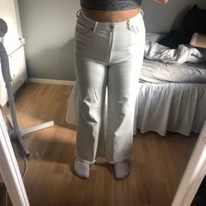 Vit wide high jeans  - Säljer mina Vita wide high Jeans i storlek 44(L-xl) från H&m! Jeansen är i bra skick, priset kan diskuteras i DM!💕