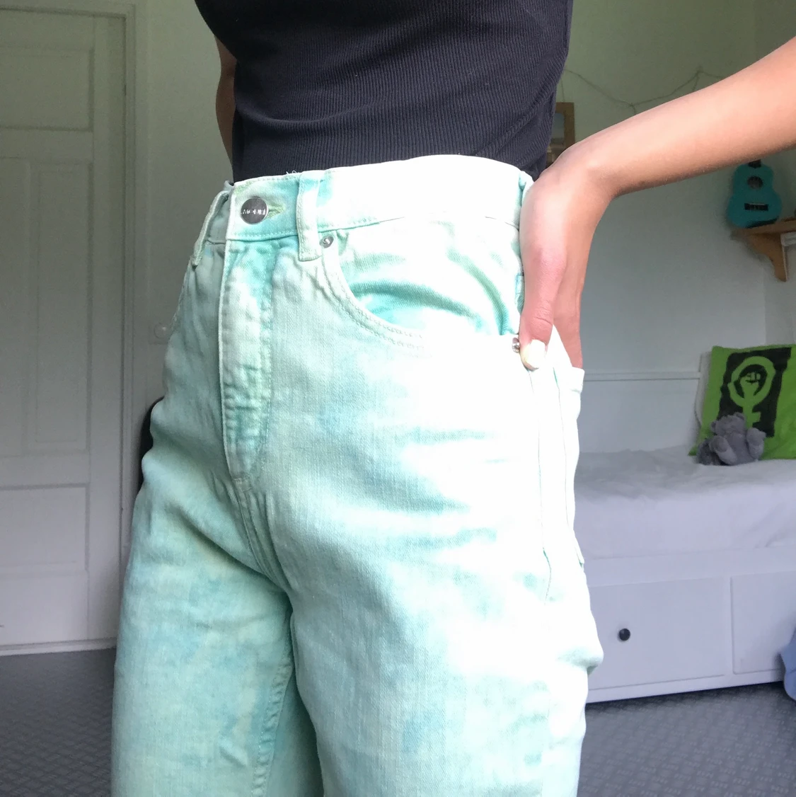 Urtvättade gröna jeans från Monki, stl 27