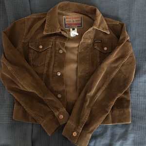 Manchester jacka - Brun Manchester jacka som är i jätte bra skick utan några märken eller liknande. Storlek L men liten i storleken så mer nästan S.