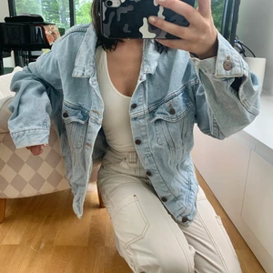 Levi’s jeansjacka - Vintage Levi’s jeansjacka. 100% bomull, oversize och utan defekter💕Så fin färg och perfekt till våren/sommaren🥰 