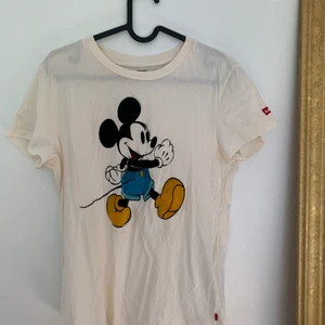 t-shirts Levis - Knappt använd men har blivit lite missfärgad i tvätten så är mer ”äggvit” än vit.