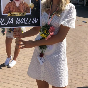 Vit klänning  - Säljer min otroligt fina studentklänning då jag inte tror att den kommer komma till mer användning. Knappar framtill och otroligt sött blommigt mönster. Endast använd en gång och har inga fläckar. Köpare står för frakt 💛✨🦋