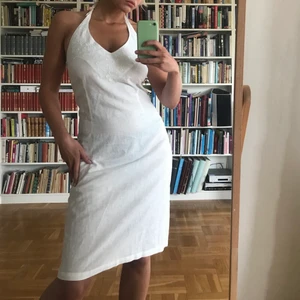 Vit halterklänning! - Så vacker halterneckklänning i linne (55% linne 45% bomull)! Ursprungligen i en strl 44 men jag har sytt ditt resår och korsettrygg i ryggen så passar en 36-40🥰🥰 Aaningen liten i bysten på mig som har E-kupa så passar de med a-d i kupa💞 Ganska skir så beigea/vita trosor rekommenderas!❤️