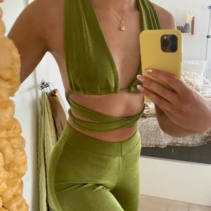 Grönt set 💚 - Finaste setet 💚 i storlek S i båda delarna men det är väldigt töjbart och man kan justera banden i den storleken man vill ha. Helt ny!!! Köpt från märket Fantoye ✨💫 passar perfekt till festerna i sommar!! (Jag är 170 cm lång) 
