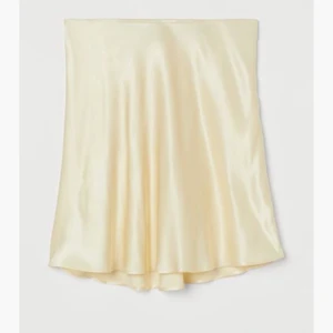 Satin kjol - Helt ny! Den ser ut som på bild 1 i verkligen, dåligt ljus o kamera från min sida på bild 3. Aldrig använd! Lappen är kvar 