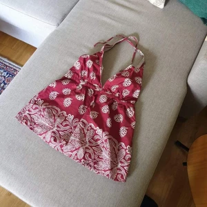 Gant topp storlek 36 - Gant topp som passar perfekt till sommaren, både på stranden och till vardags med jeans/byxor. Den är i bra skick men tyvärr för liten för mig idag, så jag hoppas att den hittar ett nytt hem :)