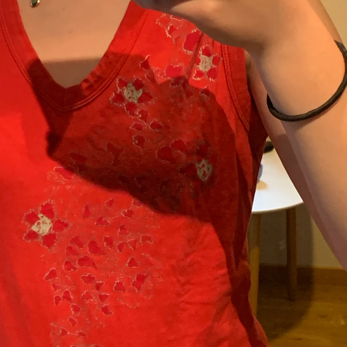 Blommigt rött linne