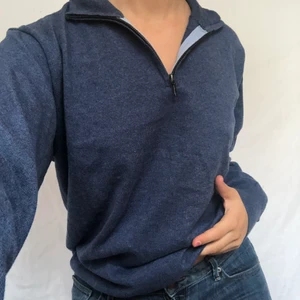 Blå halfzip  - Populär blå stickad halfzip. Visas på en s men passar upp till L beroende på önskad passform. Frakt tillkommer på 66kr. 