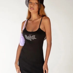 Bratz klänning  - Lånade bilder ✨Bratz klänning från Bershka! Använd ett fåtal gånger. Skriv i DM för egna bilder. Stretch material passar XS-S Bud: 100kr