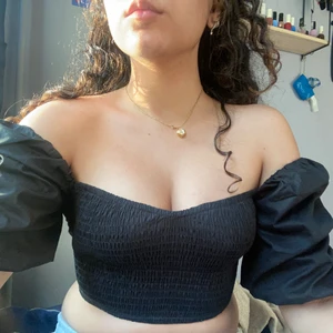 Svart kroptop med ballong armar - Stretch material, passar jätte fint på överdelen och visar form. Puffiga ballong armar som passar fint på armarna