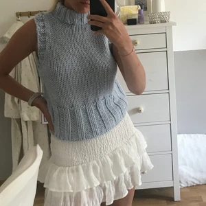 Stickad väst - En sjukt fin och trendig stickad väst men som tyvärr inte kommer till användning längre. Köp direkt för 250💓