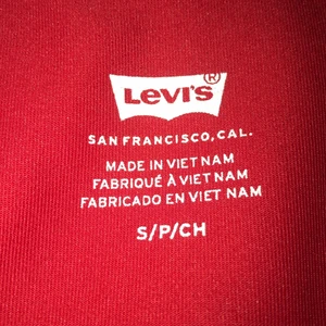 Levi’s linne - Plagget är använt ca 2 gånger och är i stolek s.det sitter bra men det är lite kort!