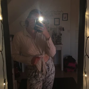 Vit och ljusrosa randig skjorta - Lite skrynklig på bilden men går självklart att stryka! Super skön skjorta som är perfekt om man vill ha något pytte lite extra till sin outfit! Stl 44, men är knappt oversized på mig som är M, så skulle säga att det är stl M-L