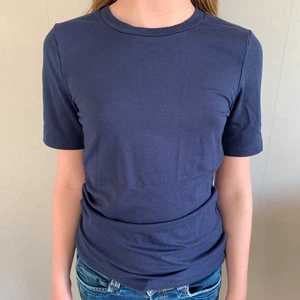 Oversized t-shirt - Oversized marinblå t-shirt från NA-KD. Storlek M. Aldrig använd. Köpare betalar för frakt 