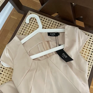 Klänning  - Snygg klänning i storlek S, köpt i London. Oanvänd klänning med etikett på. 