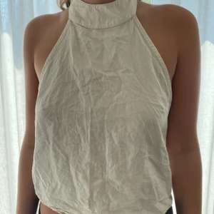 Jätte fin Halterneck topp från Afj x Nakd! - Jätte fin topp från nakd collab med Frida Tordhag💕 Köpt för 3 år sen men används cirka 5 gånger! Stkl M